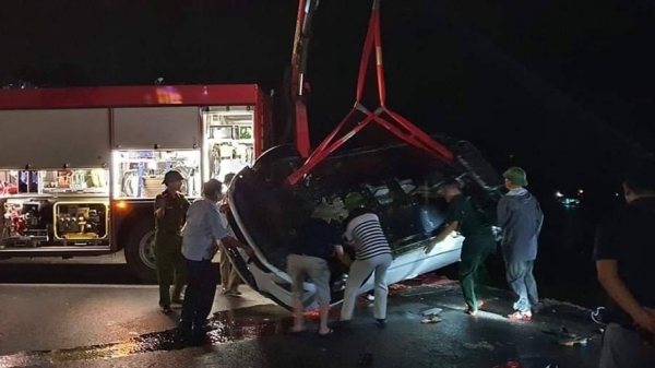 Ô tô chở 5 người lao xuống biển ở Hạ Long, 4 người nguy kịch