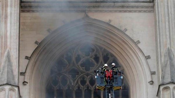 Nóng: Cháy nhà thờ Saint Pierre và Saint Paul, Pháp