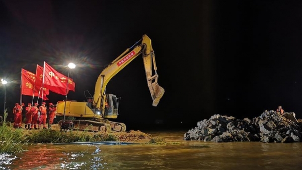 118 giờ vá hồ nước ngọt lớn nhất Trung Quốc vỡ do mưa lũ