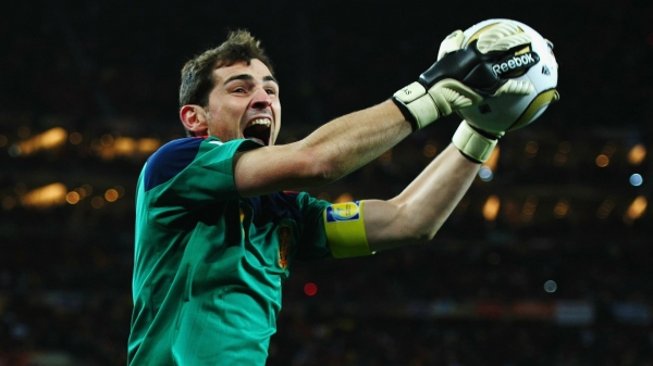 'Thánh' Iker Casillas giải nghệ ở tuổi 39