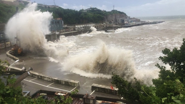 Bão Hagupit đổ bộ miền đông Trung Quốc gây sóng lớn, lũ lụt