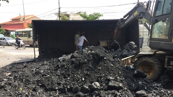 Ở vùng mỏ Quảng Ninh, mua than, xít mà như đi… ăn trộm