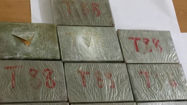 Lai Châu: Hai đối tượng vận chuyển 8 bánh heroin