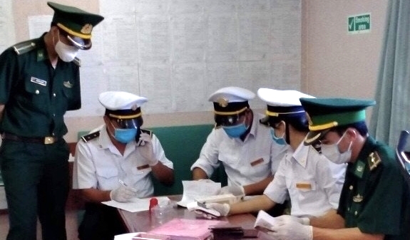 Quảng Bình: Cách ly 16 thuyền viên trên tàu nước ngoài nhập cảnh