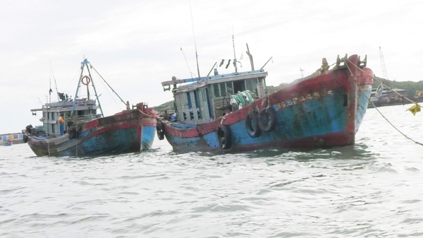 Quảng Bình: Bắt giữ 2 tàu giã cào vi phạm