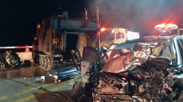 Xe hơi Hàn Quốc đâm xe bọc thép Mỹ, bốn người tử nạn