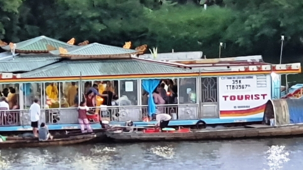 Xử phạt 2 chủ thuyền rồng rải vàng mã xuống sông Hương
