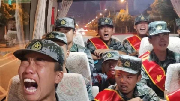 Lộ hình ảnh binh sỹ Trung Quốc khóc trên đường đến biên giới tranh chấp