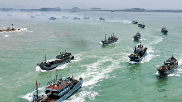 Hàng trăm tàu đánh cá Trung Quốc áp sát lãnh hải Peru