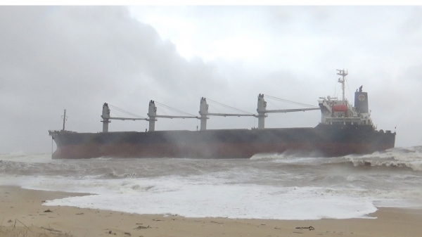 Quảng Bình: Tàu hàng gần 30.000 tấn mắc cạn ở bờ biển