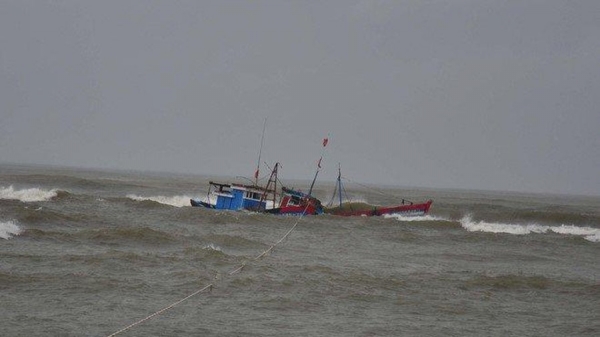 5 ngư dân mắc kẹt trong tâm bão số 8 mạnh cấp 13 trên Biển Đông