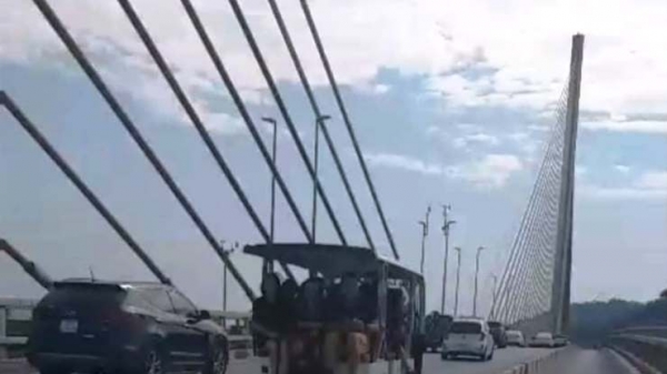 Thành phố Hạ Long xử lý xe điện chở khách đi trên cầu Bãi Cháy