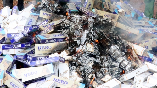 Công an Bình Phước tiêu hủy hàng chục ngàn bao thuốc lá lậu