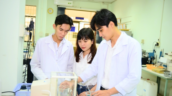 Sáng tạo của nhóm sinh viên chế biến nhựa sinh học từ vỏ tôm