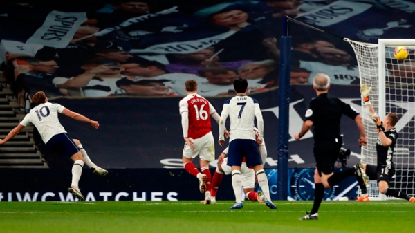 Jose Mourinho tiếp tục bay cao, Tottenham giữ vững ngôi đầu bảng