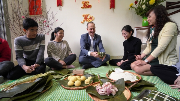 Đại biện lâm thời New Zealand gói bánh chưng cùng các sinh viên tại Hà Nội