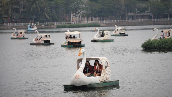 Người dân Thủ đô thích thú với hoạt động đạp thuyền vịt đầu năm