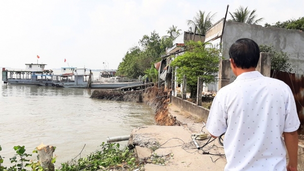 Vĩnh Long: Sạt lở mùng 3 tết, 6 căn nhà xuống sông