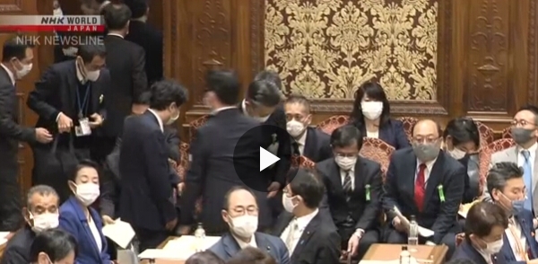 11 quan chức bị khiển trách vì ăn tối với con trai Thủ tướng Nhật