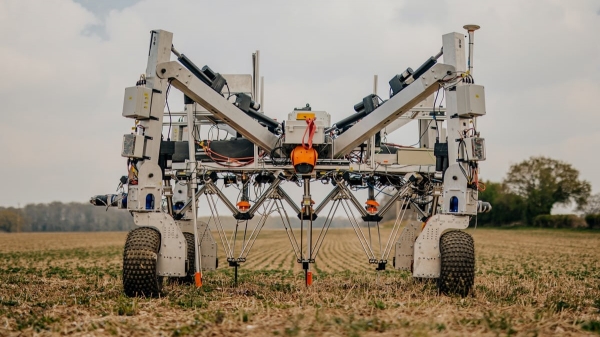 Robot AI phóng điện thế 8.000 vôn diệt cỏ dại