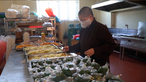 Phật tử Chùa Phúc Long nấu cơm thiện nguyện tặng Bệnh viện K Tân Triều
