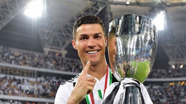 Cristiano Ronaldo tiếp tục xô đổ kỷ lục về danh hiệu