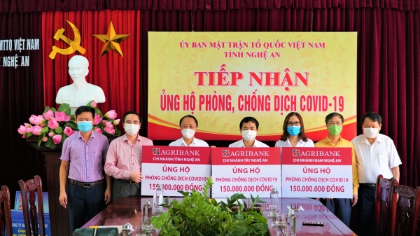Agribank tại Nghệ An tiếp tục ủng hộ 450 triệu đồng phòng chống Covid19