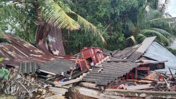 Vĩnh Long: Dông lốc làm chết 1 người, sập 75 căn nhà