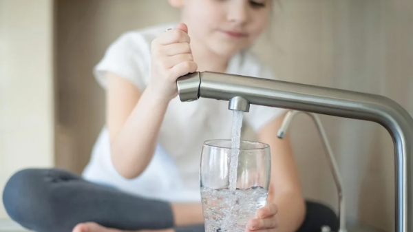 Nước đóng chai gây hại môi trường hơn 3.500 lần nước máy