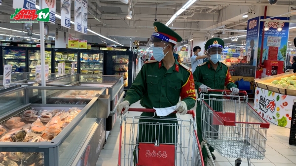 Quân đội đi siêu thị giúp dân ngày giãn cách xã hội