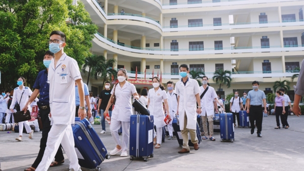 500 cán bộ, nhân viên y tế lên đường tham gia chống dịch tại Hà Nội
