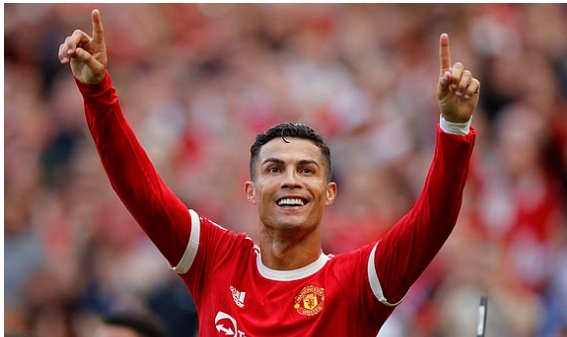 Cristiano Ronaldo rực sáng, Man United dẫn đầu Premier League