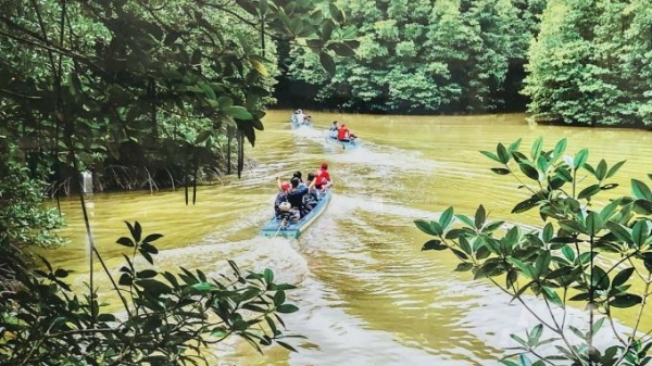 [Bài 3] – Dưới nước làm nông, trên bờ cho khách du lịch xuyên rừng