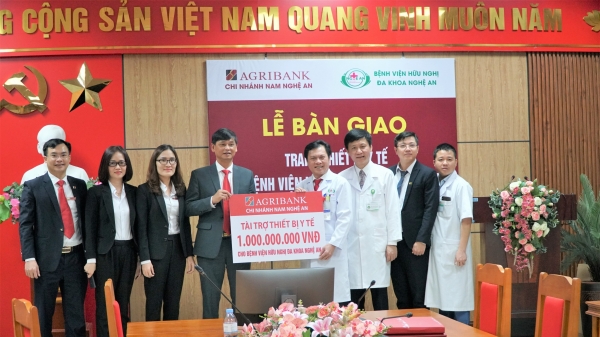 Agribank Nam Nghệ An trao gói thiết bị y tế trị giá 1 tỷ đồng