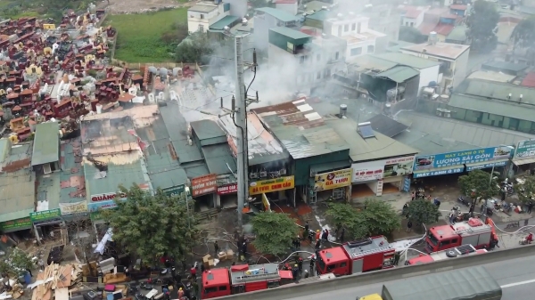 Cháy lớn tại nhà hàng gà tươi ở Hà Nội