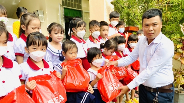 Công ty Nguyễn Thanh Hải mang niềm vui đến học sinh nghèo ngày khai giảng