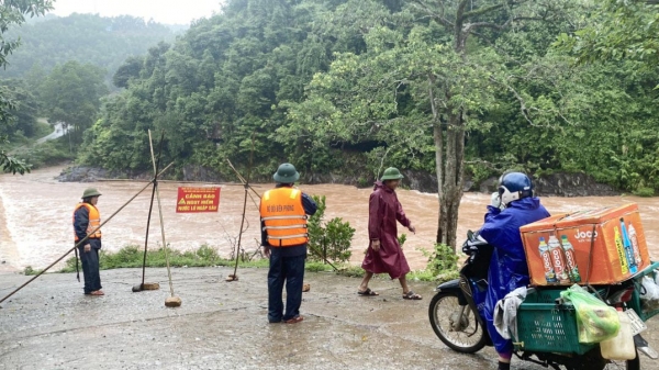 Mưa lớn gây ngập, chia cắt nhiều tuyến đường ở vùng miền núi Quảng Bình