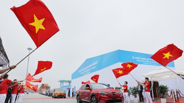 Việt Nam xuất khẩu lô xe ô tô điện đầu tiên ra thế giới