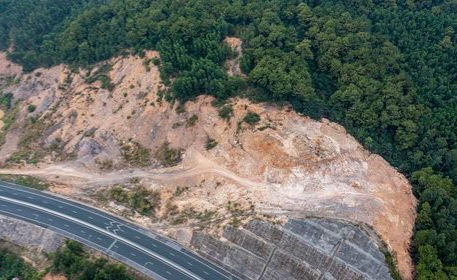 Triệt phá đường dây khai thác đất trái phép cực lớn tại Quảng Ninh