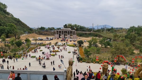 Hàng nghìn người đổ về xứ Tuyên đi lễ đầu năm