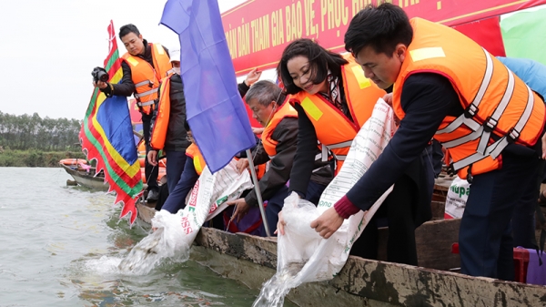 Thả cá về sông Kiến Giang mở hướng du lịch mới