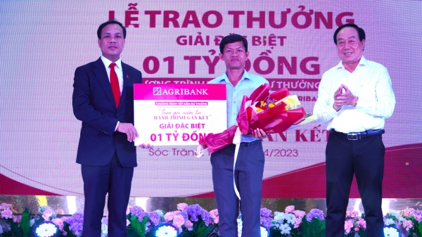 Agribank trao thưởng 1 tỷ đồng cho thầy giáo Sóc Trăng tham gia gửi tiết kiệm