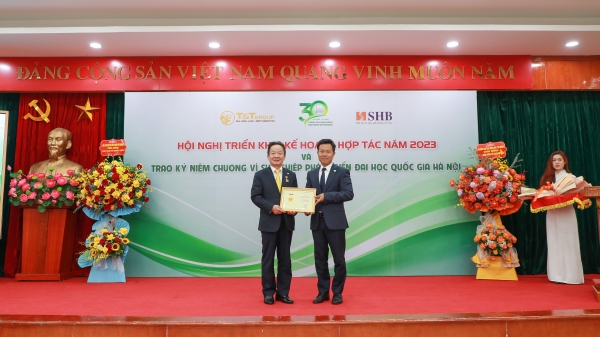 Doanh nhân Đỗ Quang Hiển nhận kỷ niệm chương vì sự nghiệp phát triển ĐHQGHN
