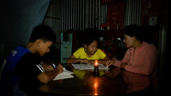 Nhiều hộ dân ở Cần Thơ sống cơ cực vì hơn 40 năm không có điện