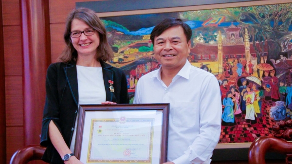 Giám đốc điều phối hoạt động dự án World Bank tại Việt Nam đón nhận kỷ niệm chương Vì sự nghiệp NN-PTNT
