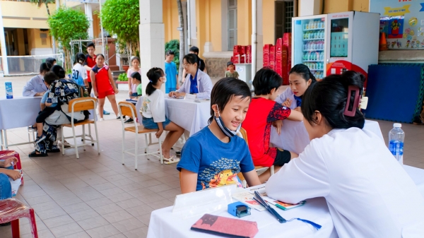 Trẻ được khám dinh dưỡng miễn phí tại 'Ngày hội tuổi thơ'
