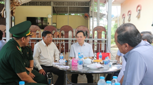 Phó Thủ tướng Trần Lưu Quang kiểm tra công tác chống buôn lậu tại An Giang