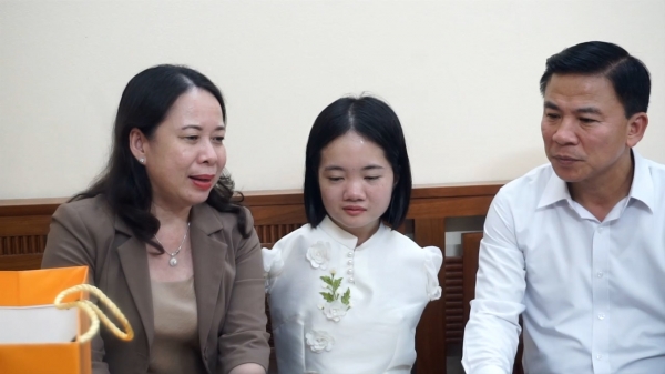 Phó Chủ tịch nước Võ Thị Ánh Xuân thăm cô giáo khuyết tật Lê Thị Thắm