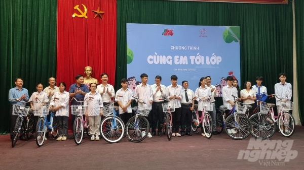 Chương trình 'Cùng em tới lớp' tặng xe đạp cho trẻ em nghèo vùng biên viễn