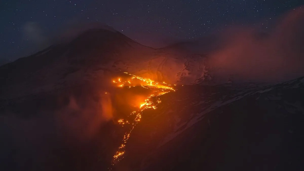 Núi lửa lớn nhất châu Âu phun trào